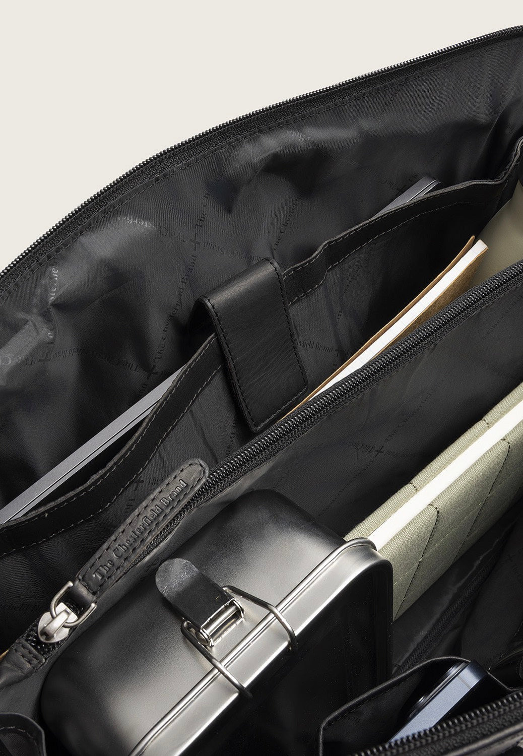 The Chesterfield Brand Isara 1110 Black Schultertasche