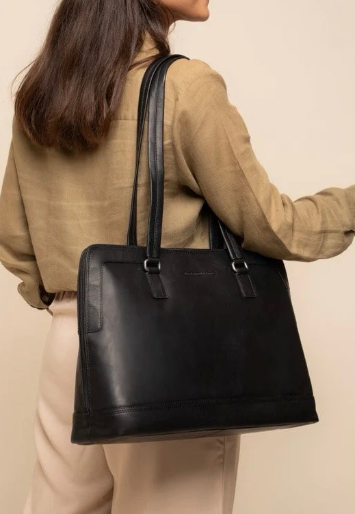 The Chesterfield Brand Isara 1110 Black Schultertasche