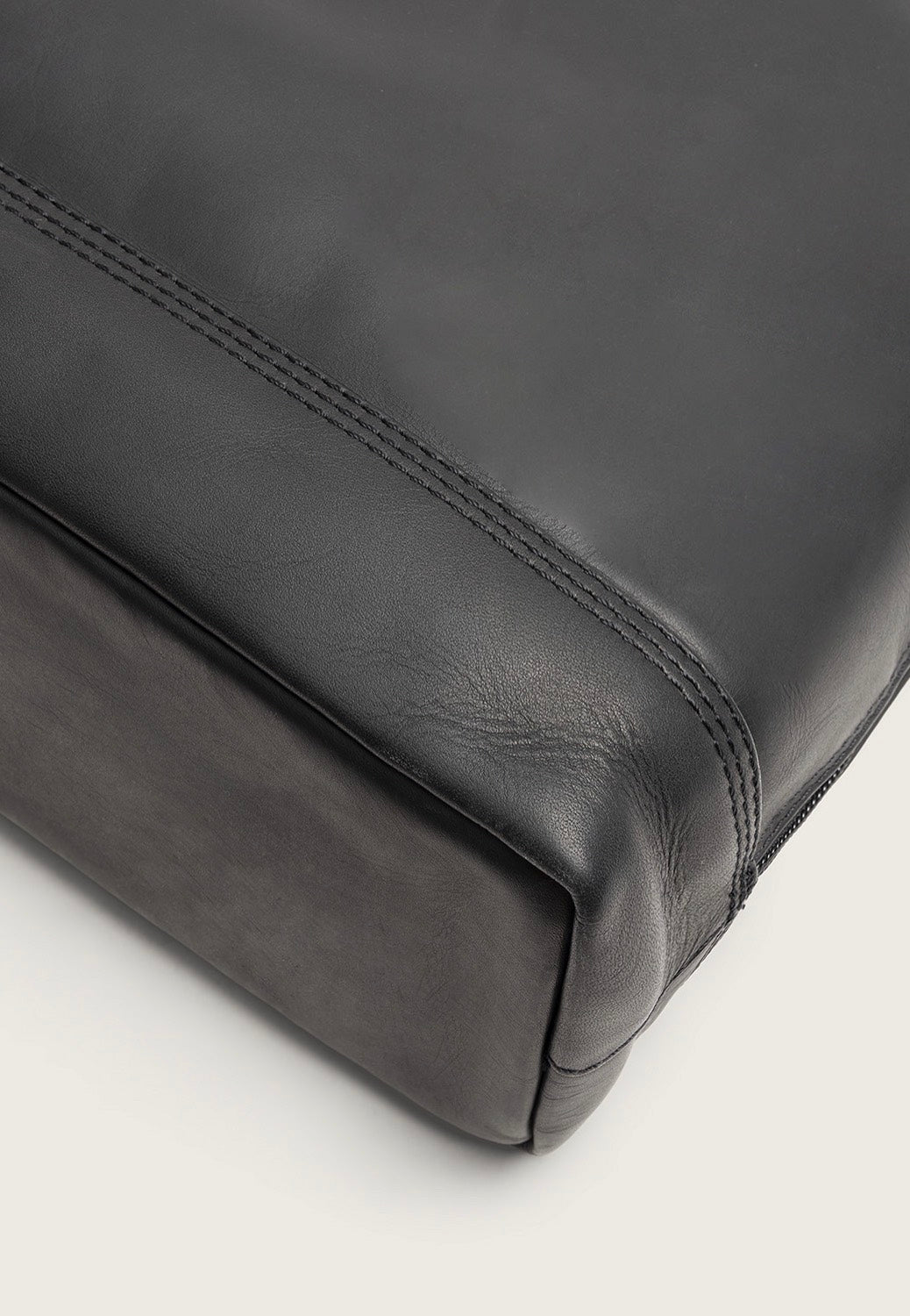The Chesterfield Brand Isara 1110 Black Schultertasche