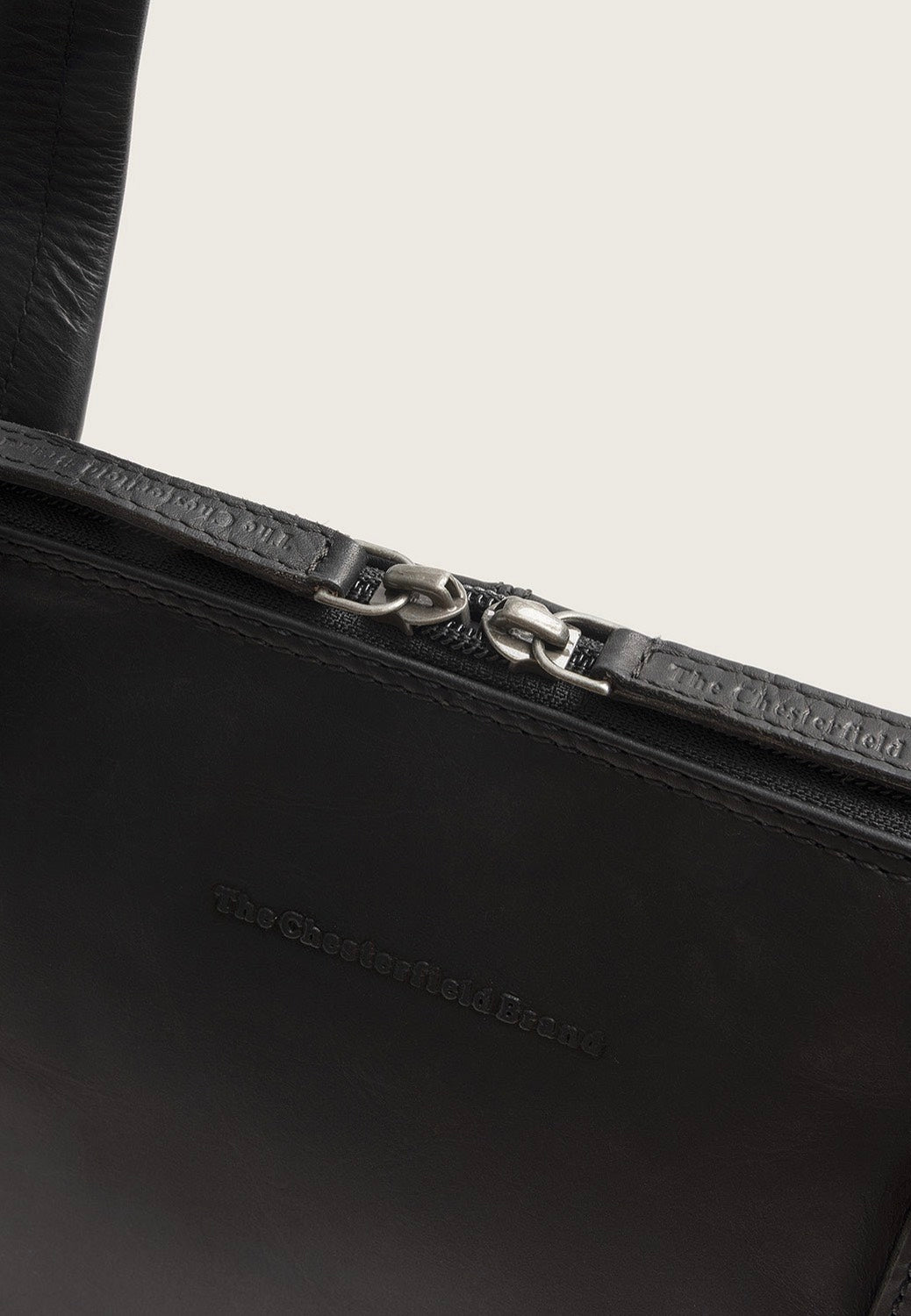The Chesterfield Brand Isara 1110 Black Schultertasche