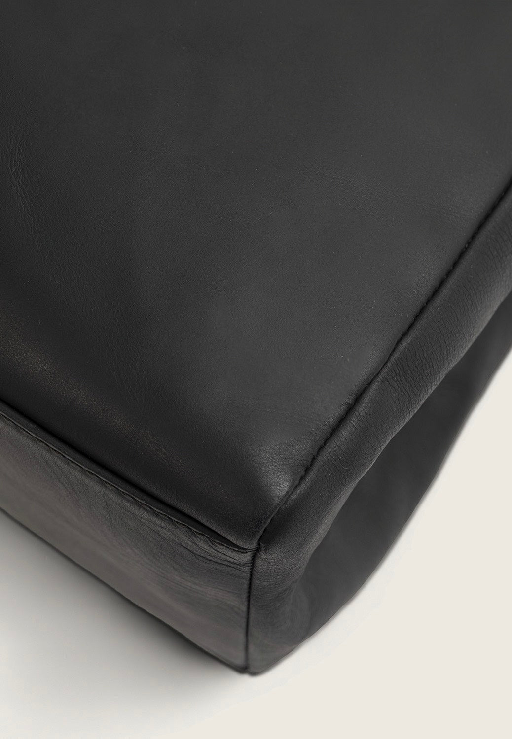 The Chesterfield Brand Lioren 1450 Black Schultertasche