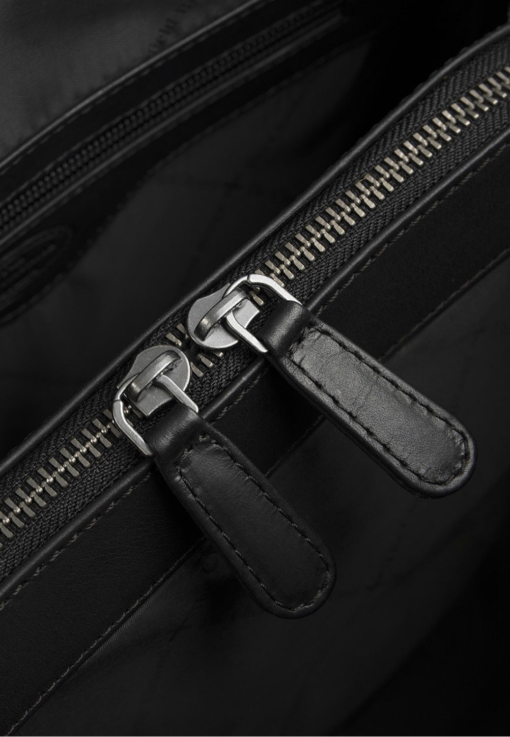 The Chesterfield Brand Lioren 1450 Black Schultertasche
